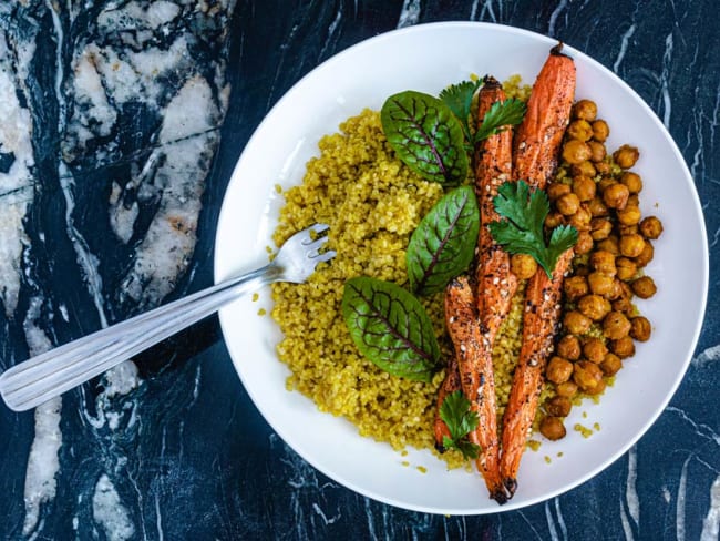 Carottes rôties, pois chiches aux épices et quinoa