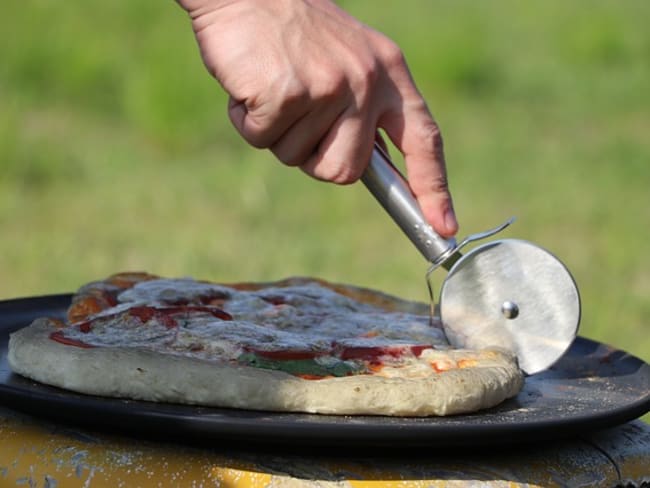 Pizza au boeuf et fromage cuite au barbecue ou à la poêle