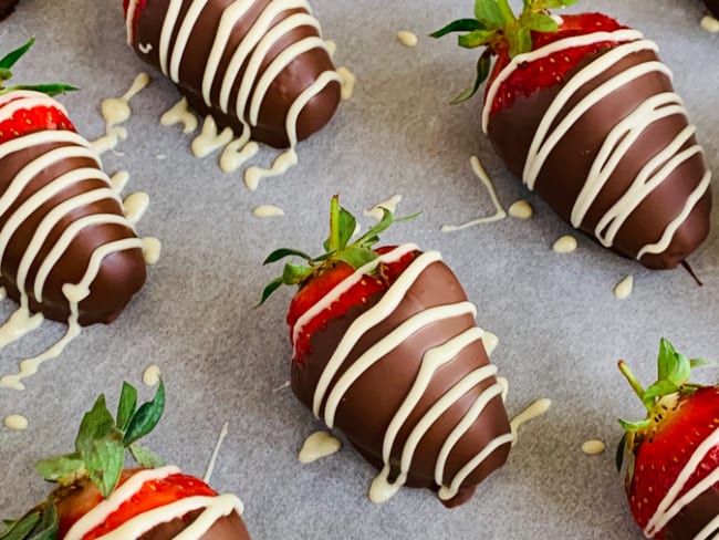 Fraises enrobées aux deux chocolats