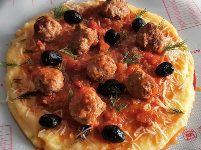 Pizza de polenta et boulettes de viande