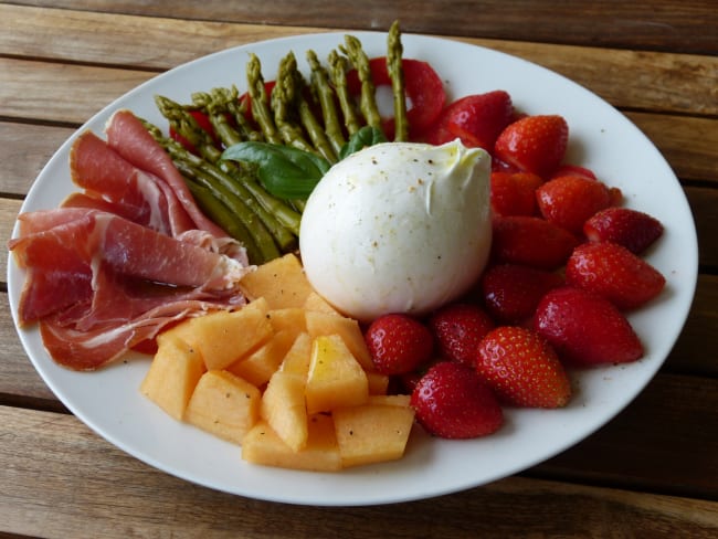 Burrata aux fraises, asperges, tomates, melon et jambon cru pieu les amateurs de sucré salé