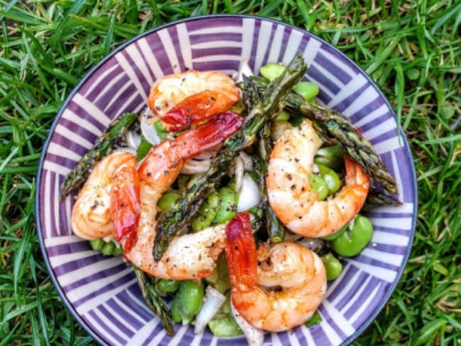 Salade aux fèves, asperges, crevettes