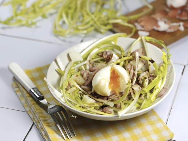 Salade de pissenlits et oeufs mollets au lard