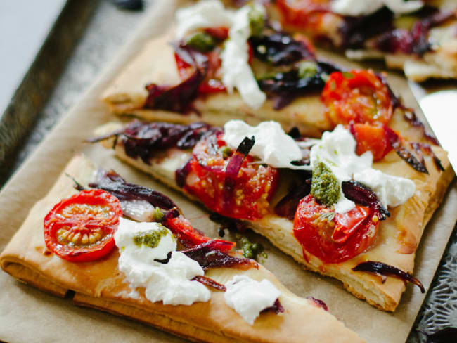 Fougasse aux tomates, oignons et burrata