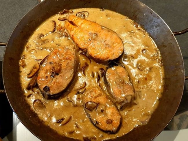 Darnes de saumon à la crème et champignons de Paris