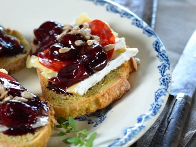 Tartine de brie, cerises au balsamique et chorizo