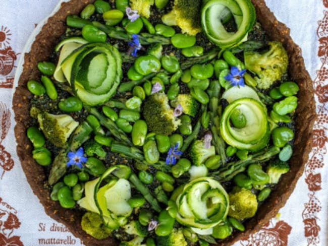 Tarte au sarrasin avec pleins de légumes verts et pesto