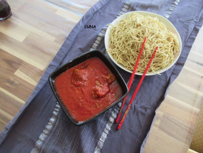 Boulettes de boeuf et nouilles chinoises à la tomate