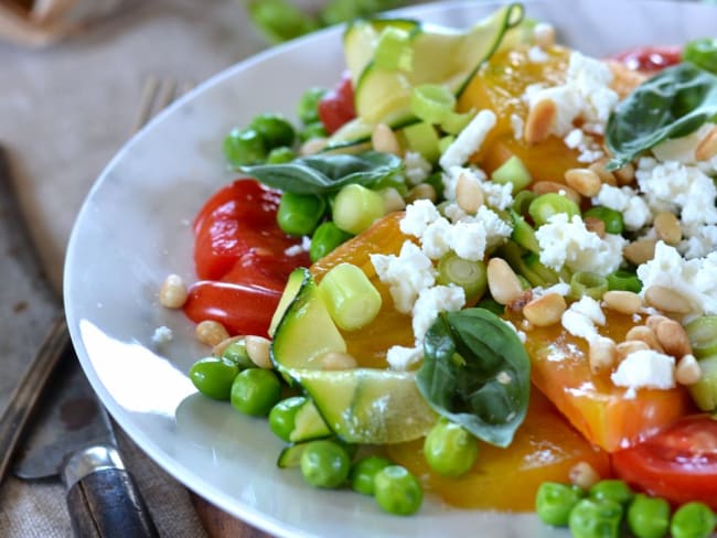 Salade composée aux petit pois, tomate et courgette