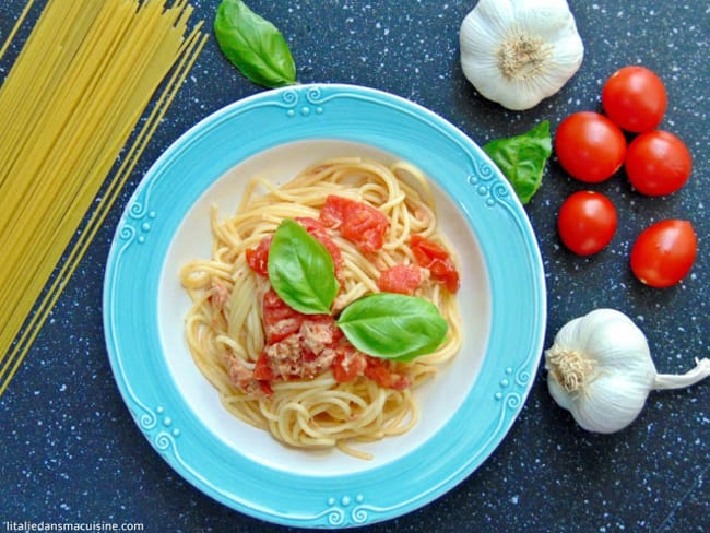 Spaghetti aux tomates fraîches et au thon