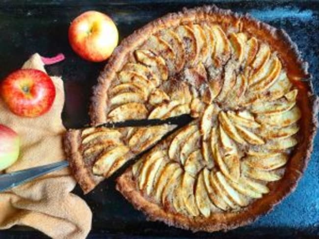 Tarte aux pommes sur fond cacahuètes