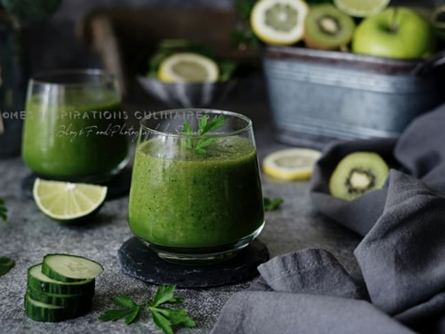 Smoothie vert au concombre, persil et pomme