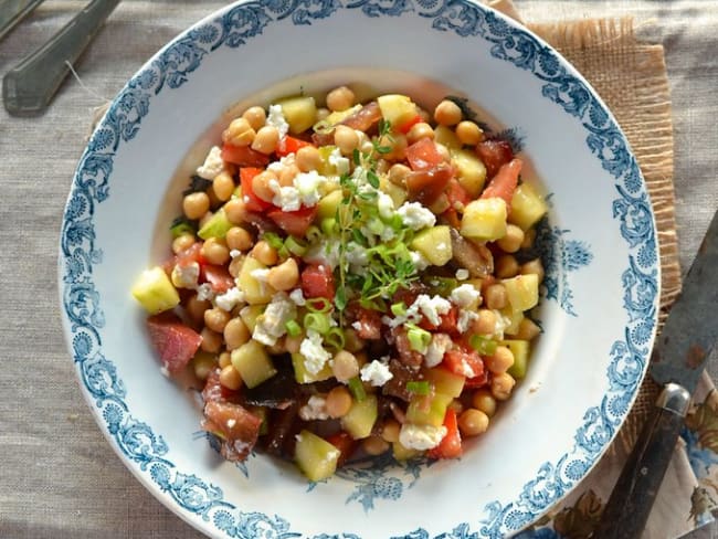 Salade pois chiche rafraîchissante à la tomate, concombre et feta