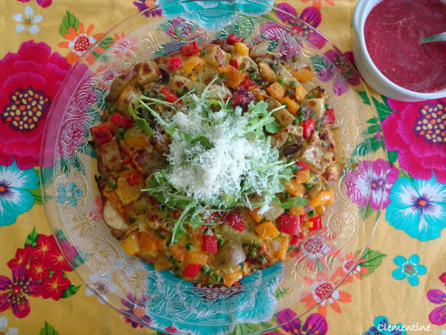 Délicieuse omelette aux légumes avec salsa tomates chili