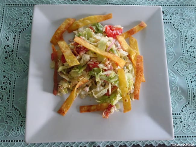 Salade cowboy composée, lard croustillant et tortillas de maïs