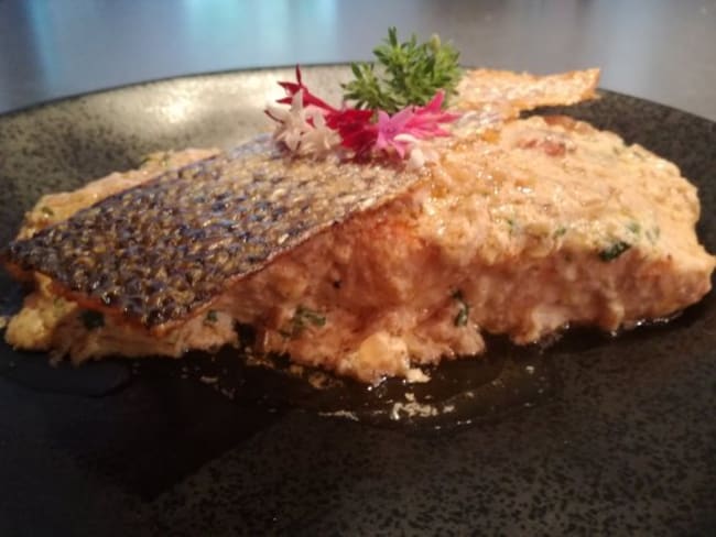 Saumon poêlé sauce à la crème échalote vin blanc et son chips de peau grillé