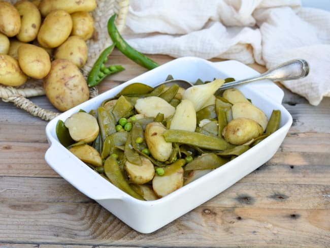 Jardinière de pommes de terre de primeur et légumes nouveaux : petits pois et pois gourmands