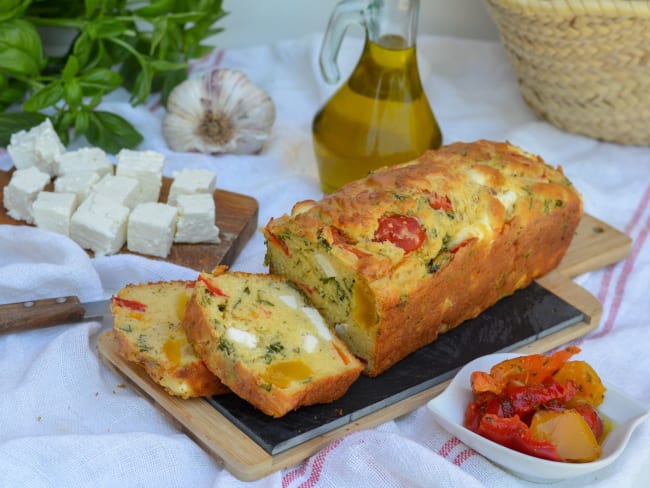 Cake aux poivrons grillés à la feta et au basilic