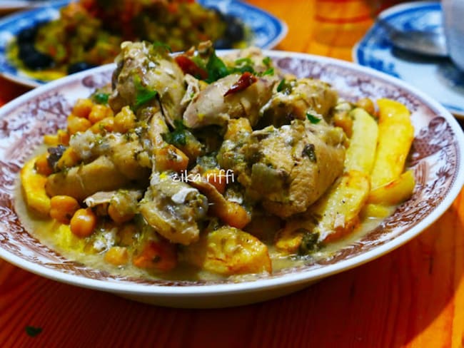 Poulet et pommes de terre frites sauce blanche au vinaigre