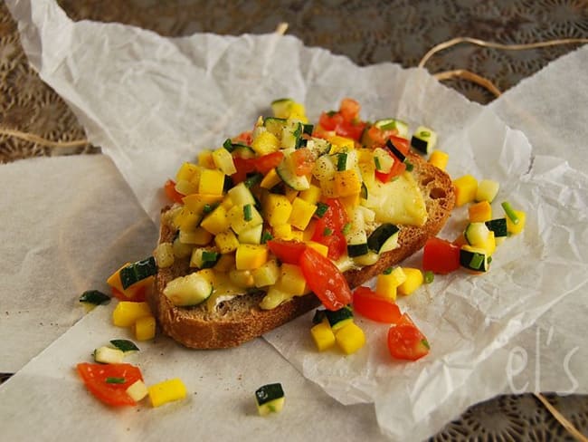 Tartare de courgette et tomate sur tartine de fromage Saint-félicien