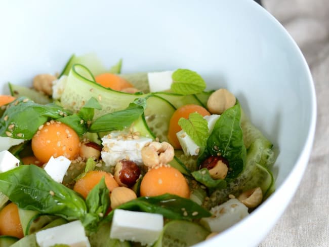 Salade de concombre, feta, melon et noisettes