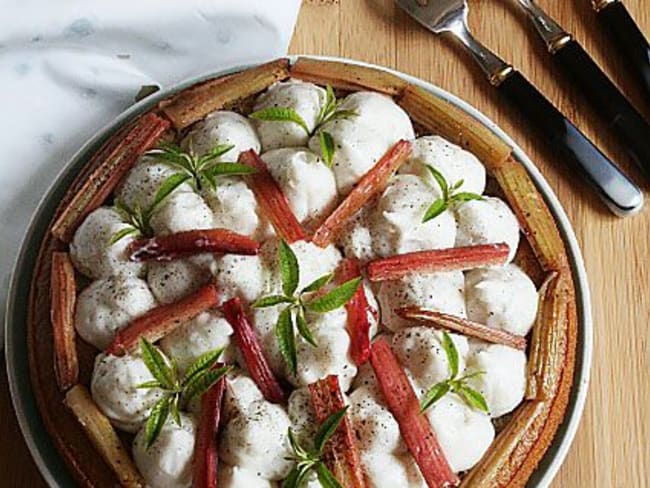 Gâteau à la crème verveine coco et rhubarbe.