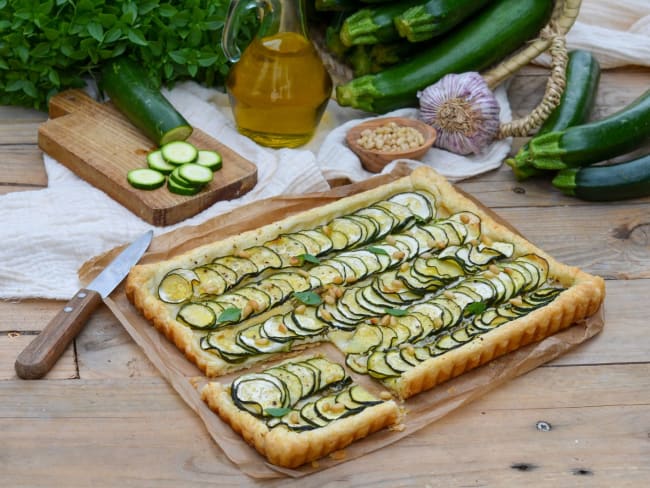 Tarte fine aux courgettes, fromage de chèvre frais et basilic