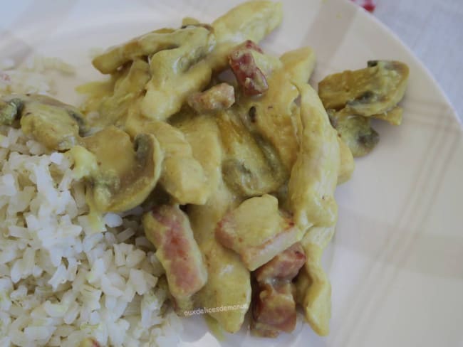 Emincés de poulet aux lardons et crème au curcuma colorée