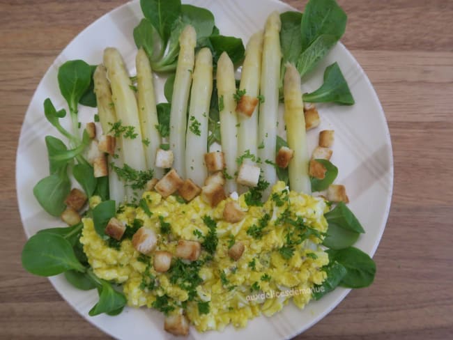 Asperges blanches à la vinaigrette d’œufs durs et croûtons maison