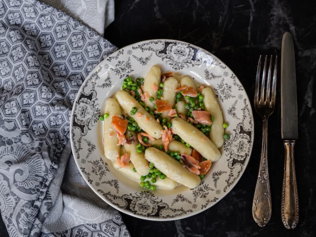 Buwespätzle aux petits pois, à la crème et à la truite fumée