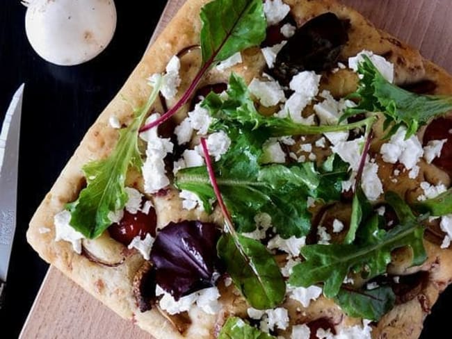 Focaccia lardons tomate et feta comme une fougasse