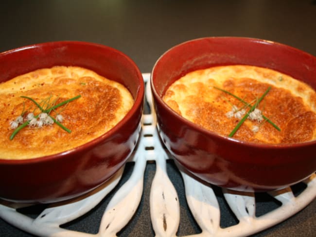 Soufflé au saumon fumé ciboulette et piment d’Espelette