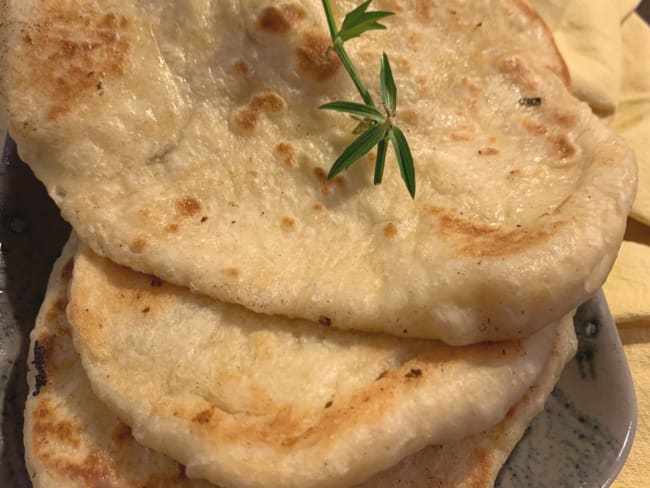 Les garlic and cheese naans