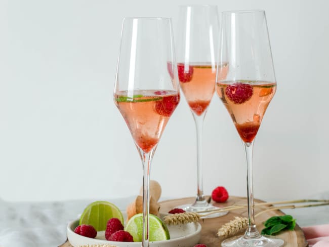 Cocktail rosé au Crémant et à la framboise
