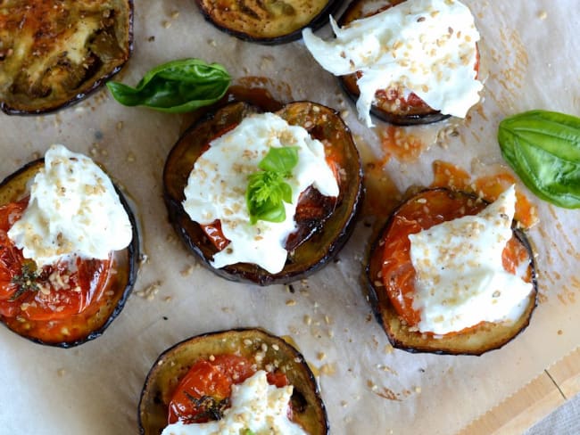 Pizza d'aubergine tomate mozzarella et basilic