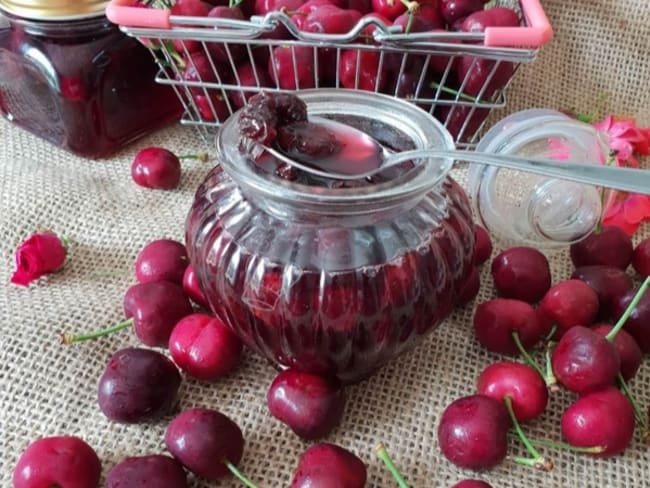 Cerises au sirop maison stérilisées en bocaux.