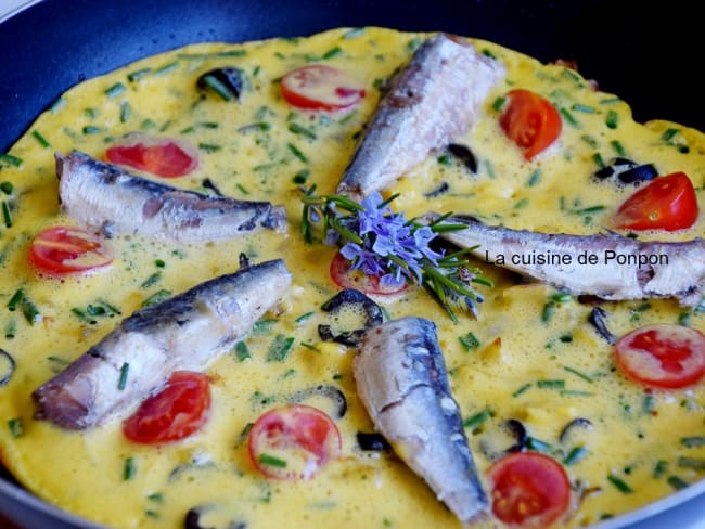 Omelette aux tomates, olives et sardines