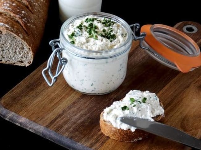 Fromage frais maison ail et fines herbes