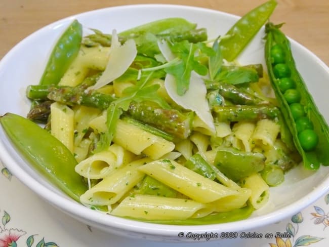 Penne aux asperges vertes, petits pois, pois gourmands et pesto