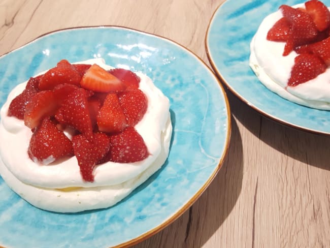 Pavlova au citron vert et fraises