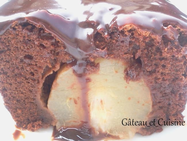 Gâteau moelleux au chocolat aux poires avec glaçage au nutella