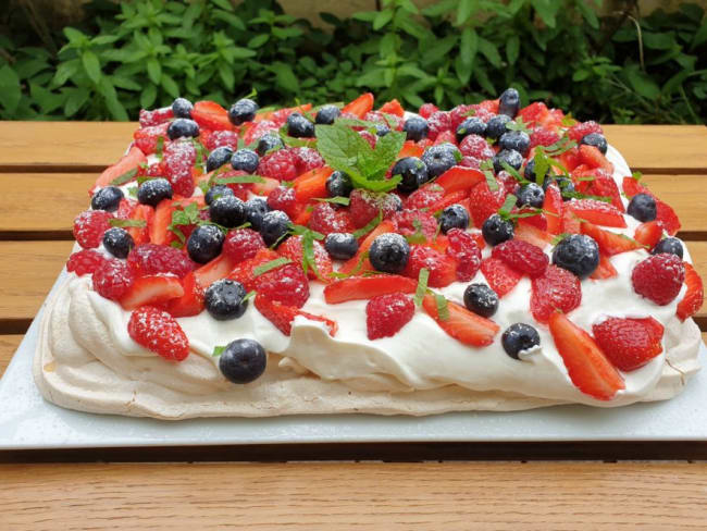 Pavlova aux fruits rouges pour un dessert en bleu blanc rouge