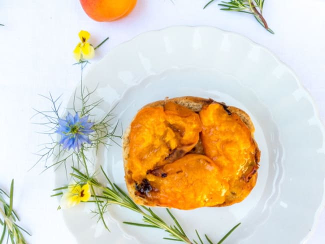 Bruschetta aux abricots rôtis et miel vegan