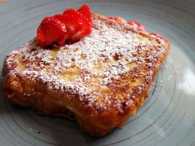 Brioche perdue aux fraises pour le petit déjeuner