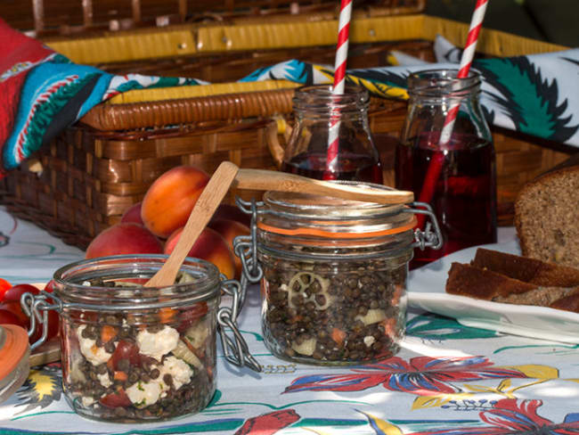 Salade de lentilles et pâtes à la feta, en bocaux