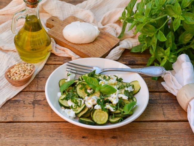 Salade de courgettes à la burrata et pignons de pin