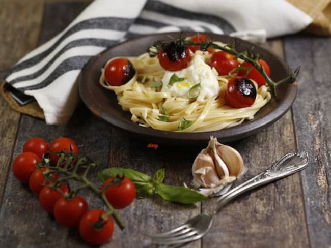 Pâtes à l'ail tomates mozza