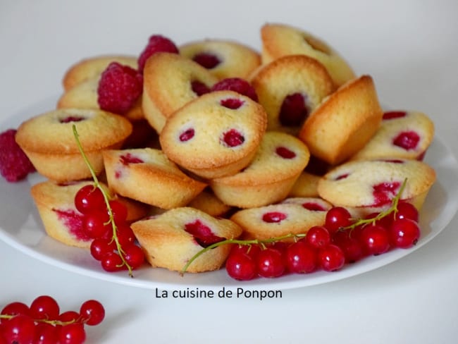 Financier aux groseilles et framboises pour le dessert