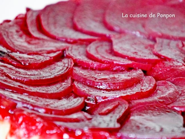 Tatin de betteraves rouges et leurs fanes