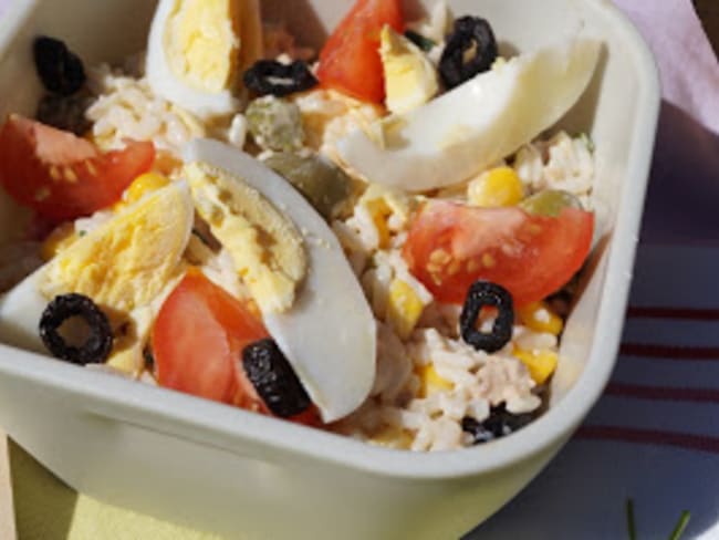 Salade de riz au thon tomates et oeufs durs à emporter en pique-nique